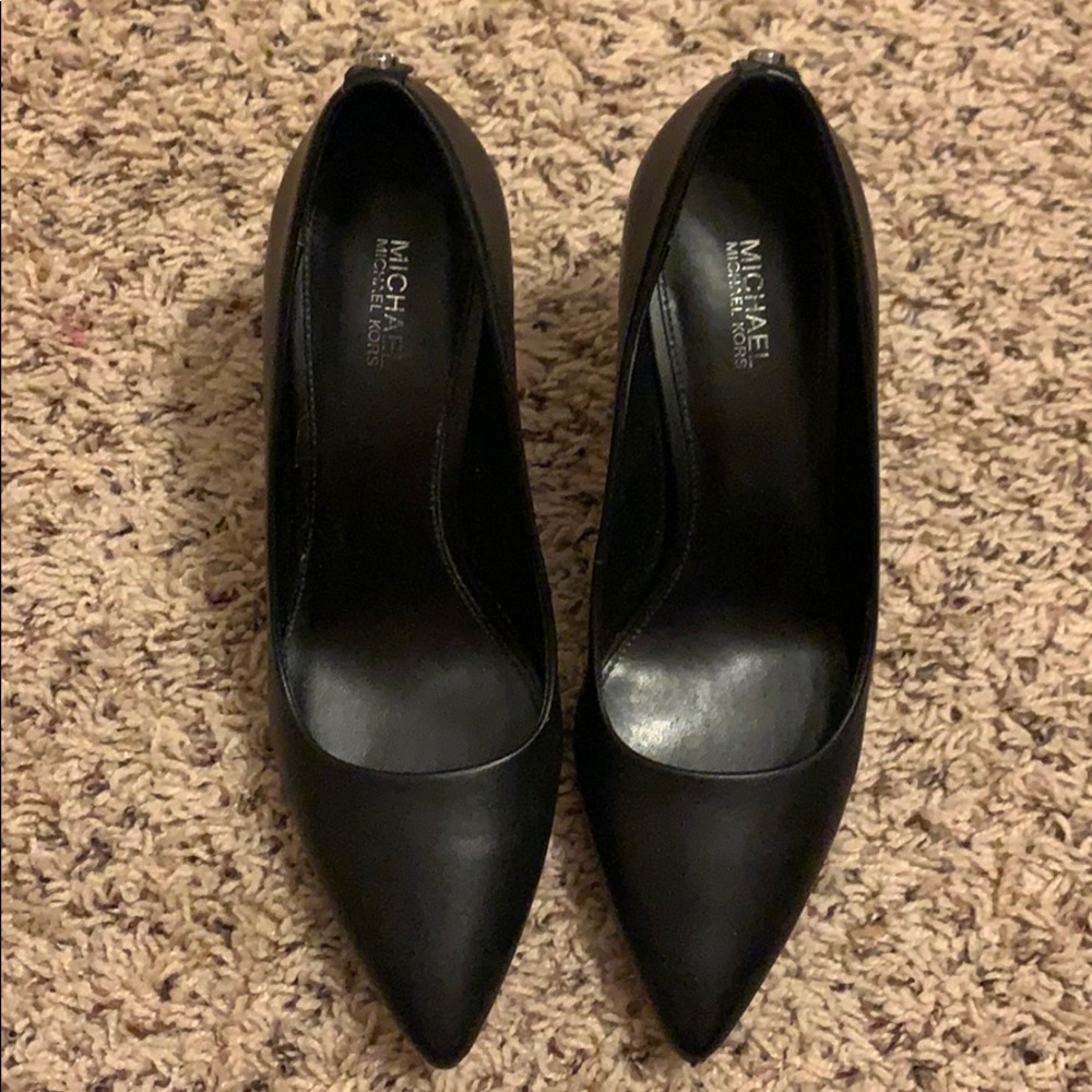 Michael Kors black pumps